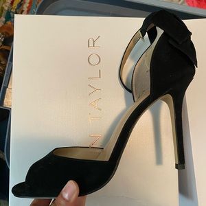 ANN TAYLOR SUEDE PEEP TOE WITH HEEL BOW